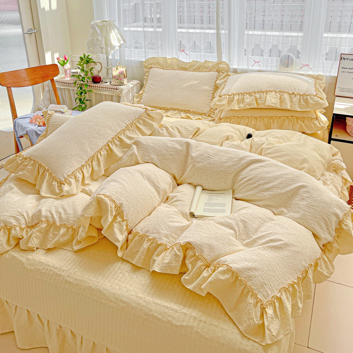 91家纺网 家纺一手货源 找家纺 2025秋冬加厚款云感亲肤棉邹邹纱床盖床裙四件套-仙美密拷花边 波点女王-奶油黄