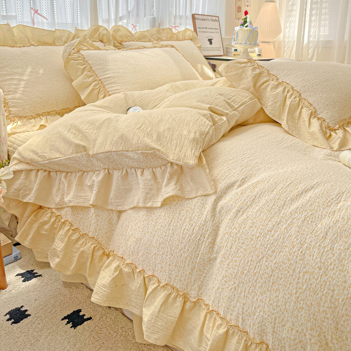 91家纺网 家纺一手货源 找家纺 2025秋冬加厚款云感亲肤棉邹邹纱床盖床裙四件套-仙美密拷花边 波点女王-奶油黄