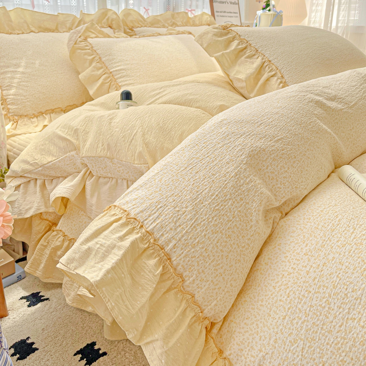 91家纺网 家纺一手货源 找家纺 2025秋冬加厚款云感亲肤棉邹邹纱床盖床裙四件套-仙美密拷花边 波点女王-奶油黄