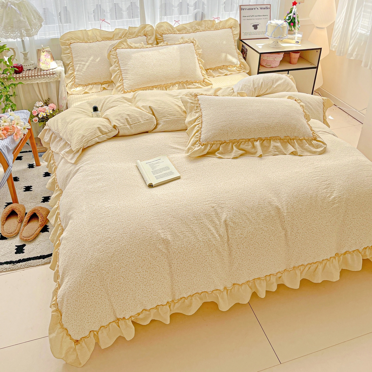 91家纺网 家纺一手货源 找家纺 2025秋冬加厚款云感亲肤棉邹邹纱床盖床裙四件套-仙美密拷花边 波点女王-奶油黄