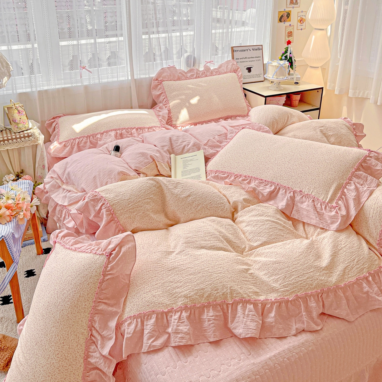 91家纺网 家纺一手货源 找家纺 2025秋冬加厚款云感亲肤棉邹邹纱床盖床裙四件套-仙美密拷花边 波点女王-蔷薇粉