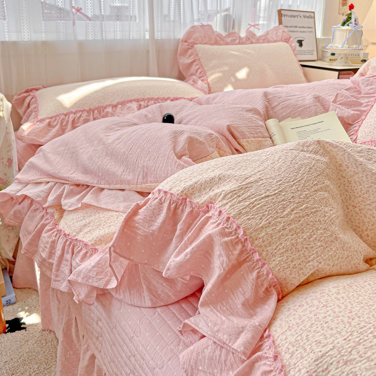 91家纺网 家纺一手货源 找家纺 2025秋冬加厚款云感亲肤棉邹邹纱床盖床裙四件套-仙美密拷花边 波点女王-蔷薇粉