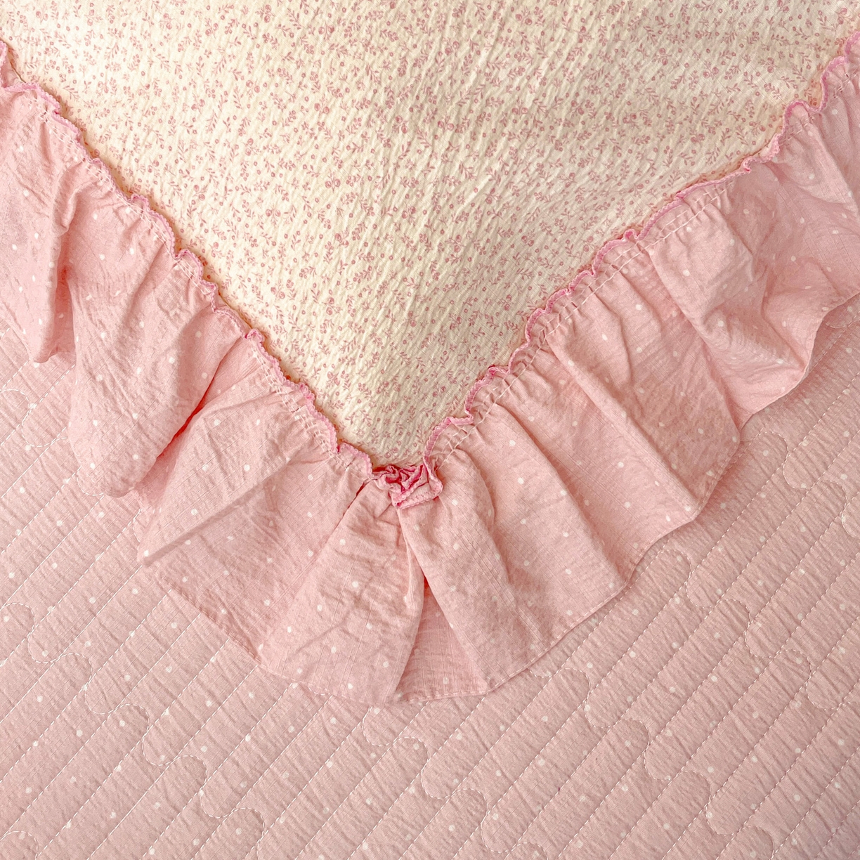 91家纺网 家纺一手货源 找家纺 2025秋冬加厚款云感亲肤棉邹邹纱床盖床裙四件套-仙美密拷花边 波点女王-蔷薇粉