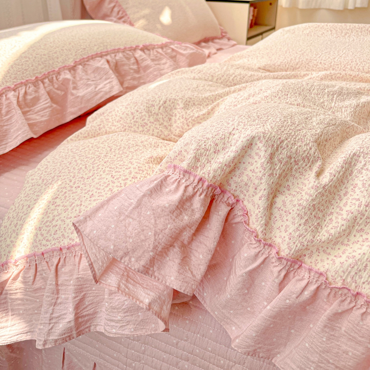 91家纺网 家纺一手货源 找家纺 2025秋冬加厚款云感亲肤棉邹邹纱床盖床裙四件套-仙美密拷花边 波点女王-蔷薇粉