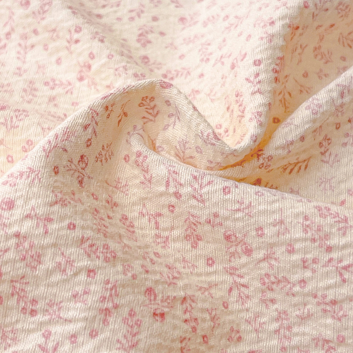 91家纺网 家纺一手货源 找家纺 2025秋冬加厚款云感亲肤棉邹邹纱床盖床裙四件套-仙美密拷花边 波点女王-蔷薇粉