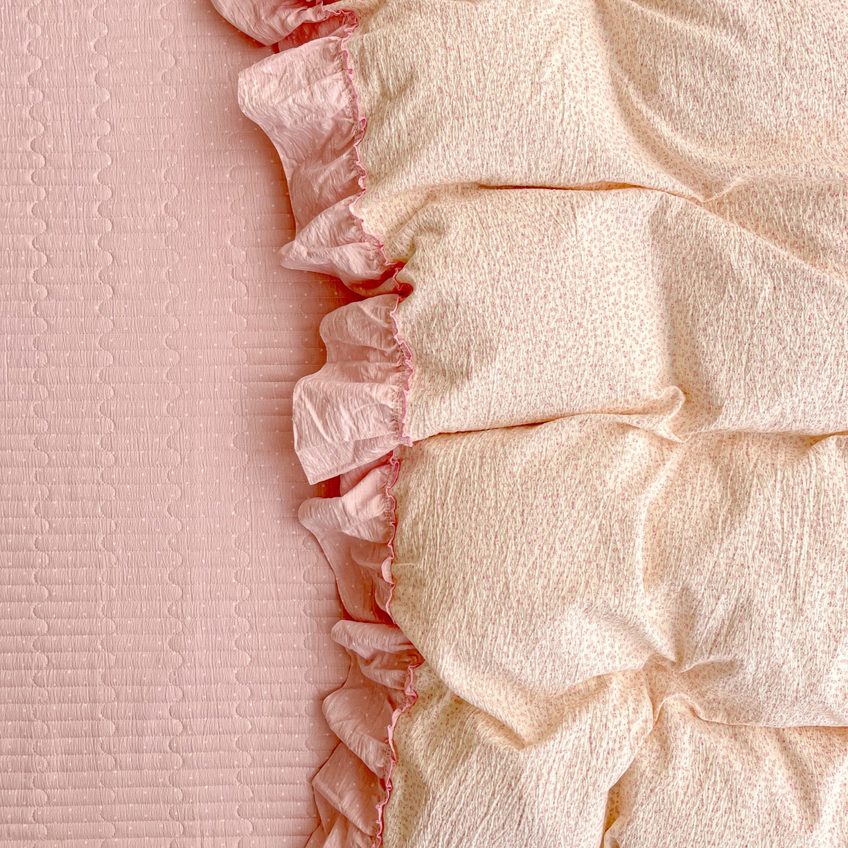 91家纺网 家纺一手货源 找家纺 2025秋冬加厚款云感亲肤棉邹邹纱床盖床裙四件套-仙美密拷花边 波点女王-蔷薇粉