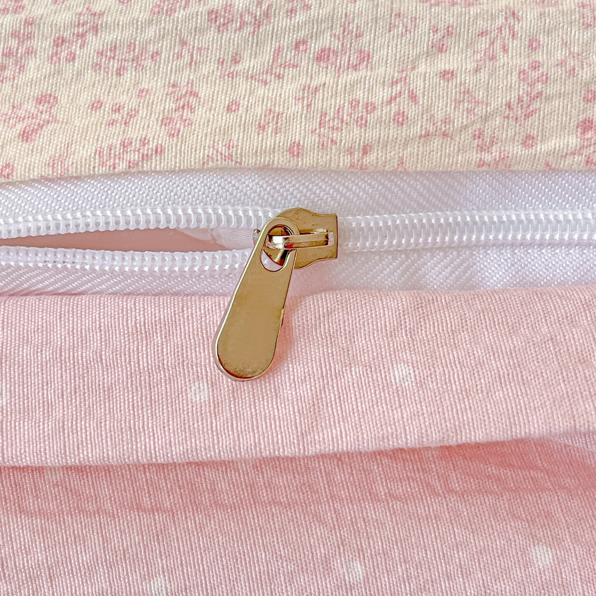 91家纺网 家纺一手货源 找家纺 2025秋冬加厚款云感亲肤棉邹邹纱床盖床裙四件套-仙美密拷花边 波点女王-蔷薇粉