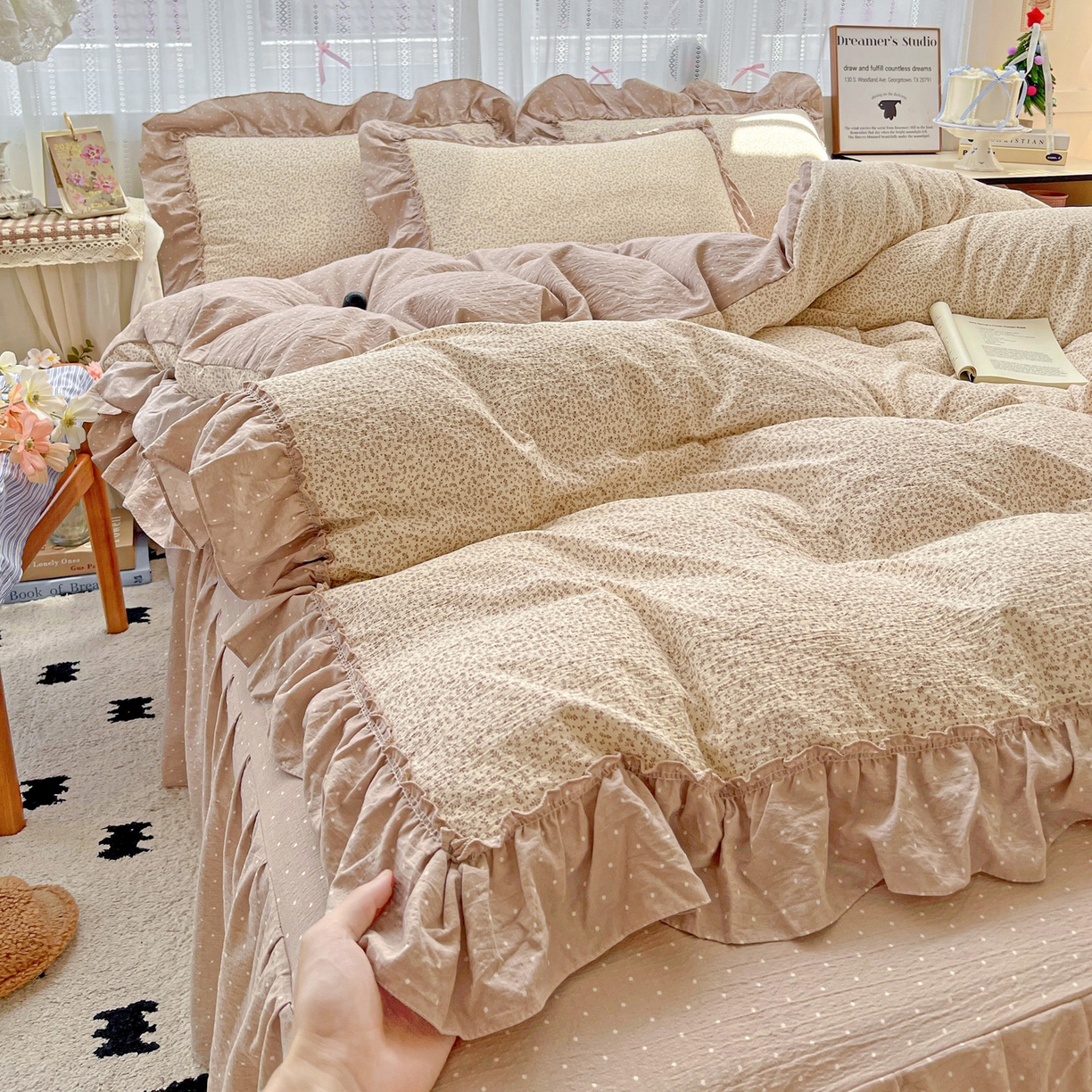 91家纺网 家纺一手货源 找家纺 2025秋冬加厚款云感亲肤棉邹邹纱床盖床裙四件套-仙美密拷花边 波点女王-巧克力棕