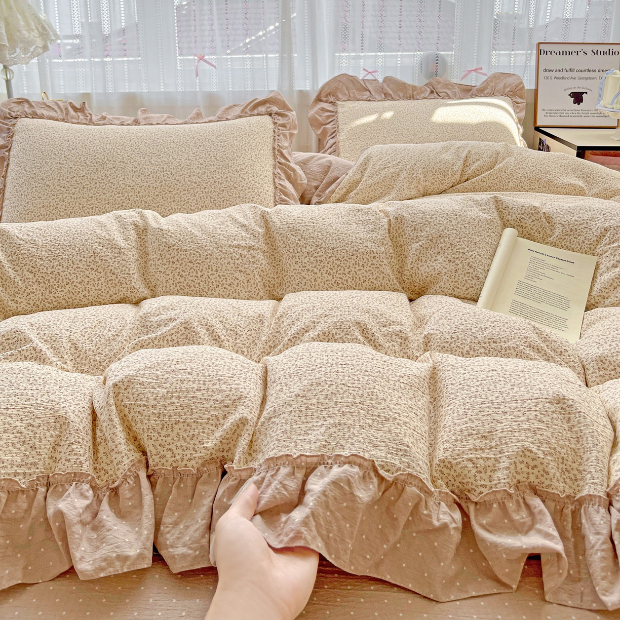 91家纺网 家纺一手货源 找家纺 2025秋冬加厚款云感亲肤棉邹邹纱床盖床裙四件套-仙美密拷花边 波点女王-巧克力棕