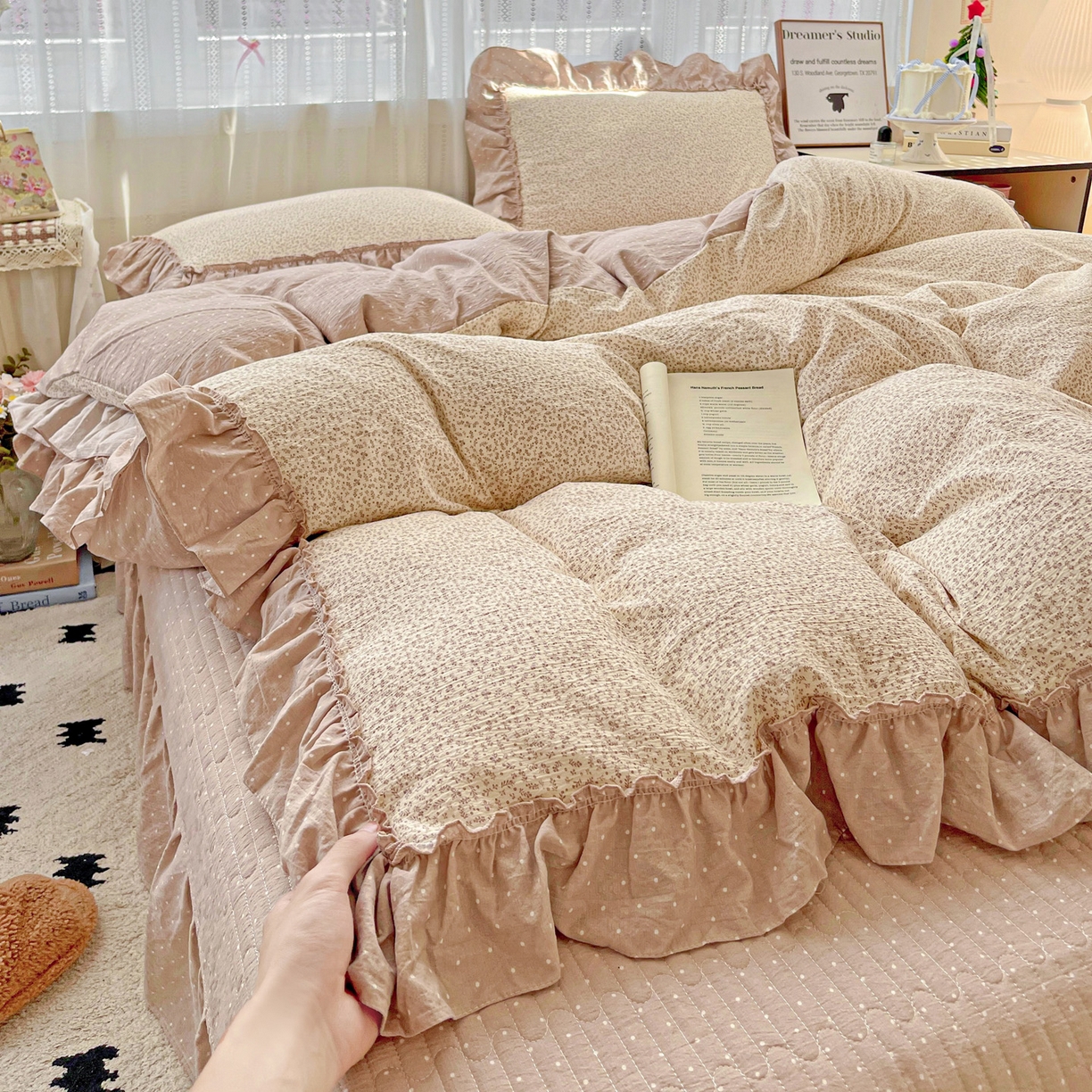 91家纺网 家纺一手货源 找家纺 2025秋冬加厚款云感亲肤棉邹邹纱床盖床裙四件套-仙美密拷花边 波点女王-巧克力棕