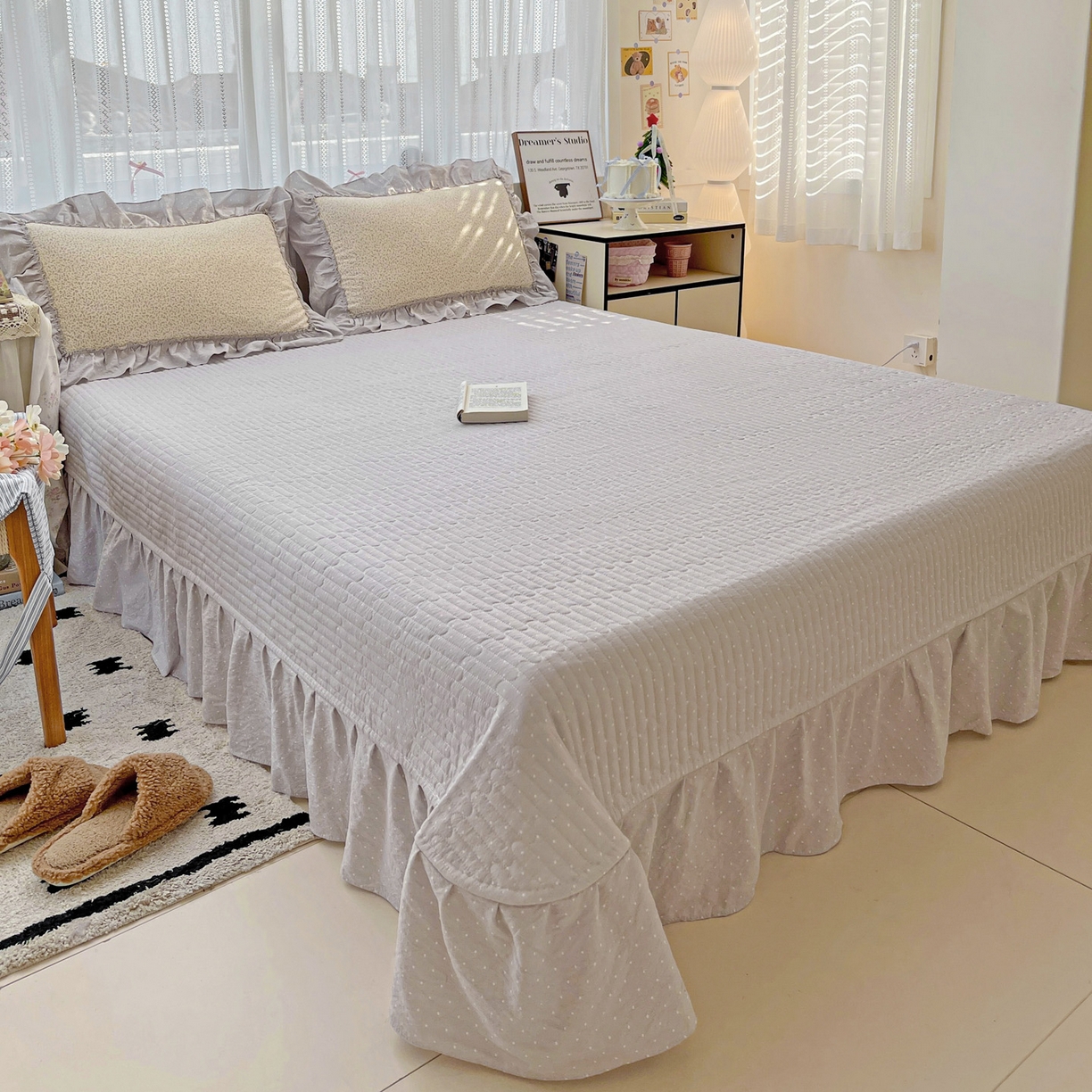 91家纺网 家纺一手货源 找家纺 2025秋冬加厚款云感亲肤棉邹邹纱床盖床裙四件套-仙美密拷花边 波点女王-云霜灰