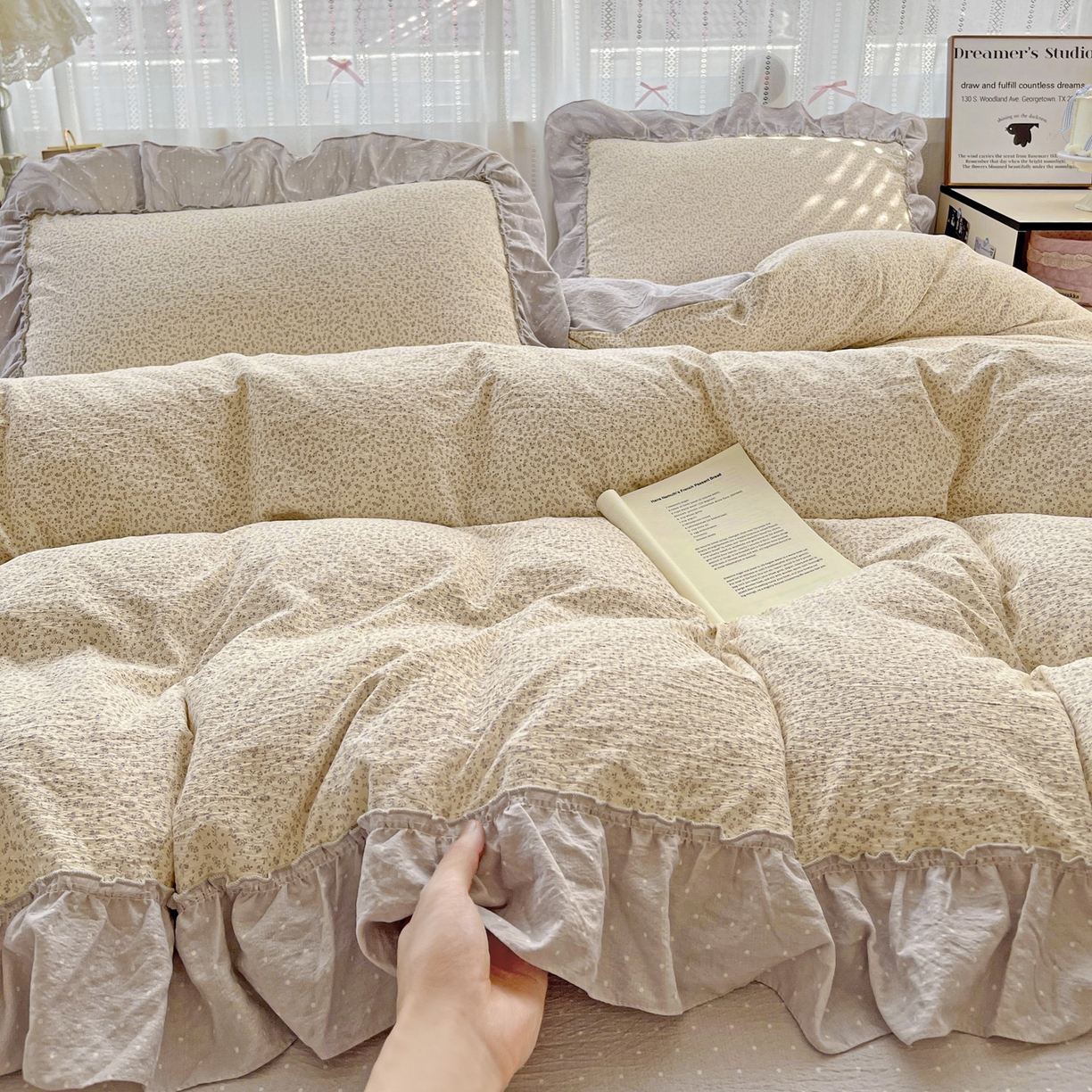 91家纺网 家纺一手货源 找家纺 2025秋冬加厚款云感亲肤棉邹邹纱床盖床裙四件套-仙美密拷花边 波点女王-云霜灰