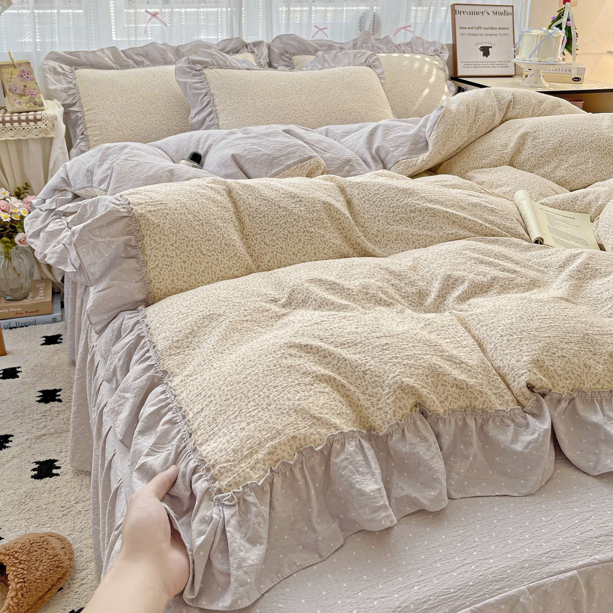 91家纺网 家纺一手货源 找家纺 2025秋冬加厚款云感亲肤棉邹邹纱床盖床裙四件套-仙美密拷花边 波点女王-云霜灰