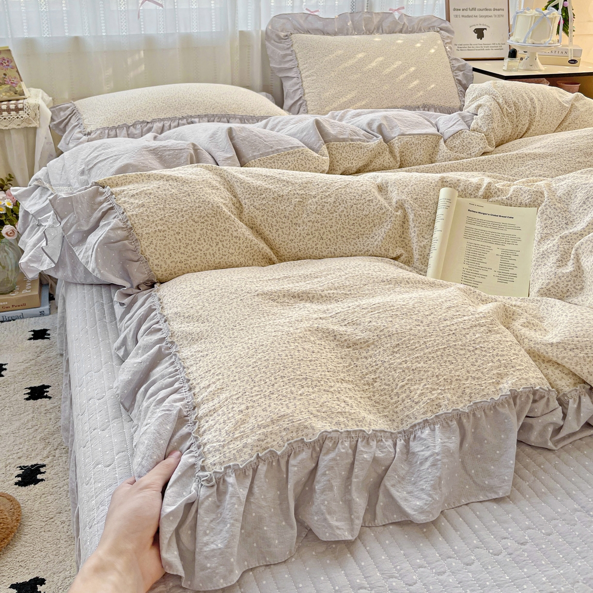 91家纺网 家纺一手货源 找家纺 2025秋冬加厚款云感亲肤棉邹邹纱床盖床裙四件套-仙美密拷花边 波点女王-云霜灰