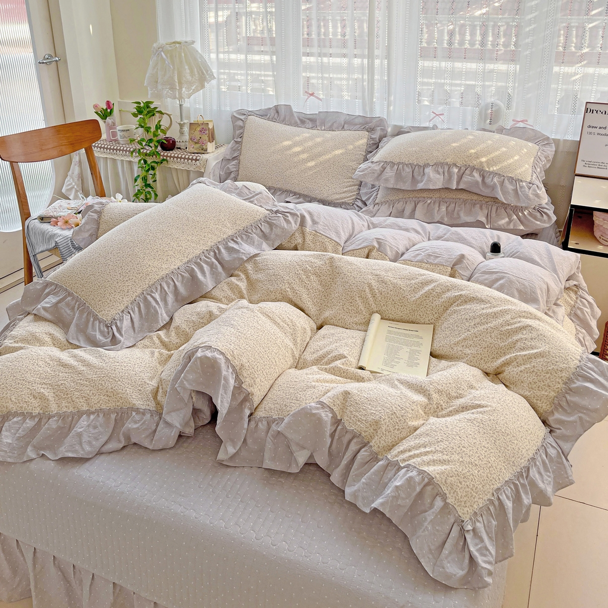 91家纺网 家纺一手货源 找家纺 2025秋冬加厚款云感亲肤棉邹邹纱床盖床裙四件套-仙美密拷花边 波点女王-云霜灰