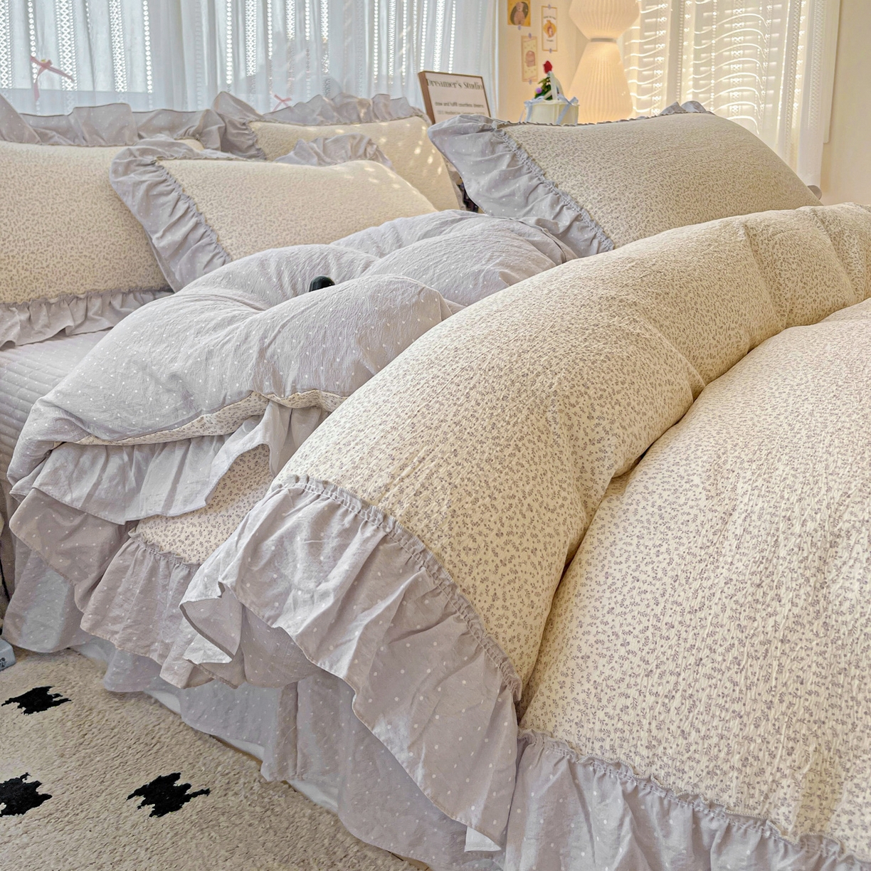 91家纺网 家纺一手货源 找家纺 2025秋冬加厚款云感亲肤棉邹邹纱床盖床裙四件套-仙美密拷花边 波点女王-云霜灰