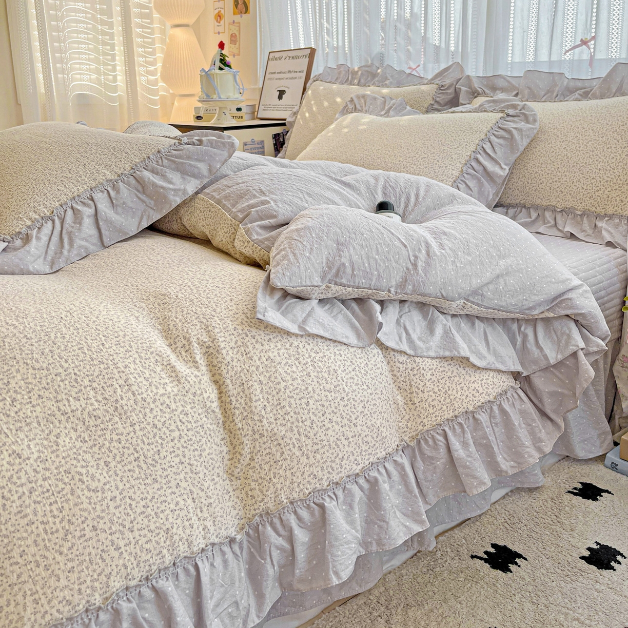 91家纺网 家纺一手货源 找家纺 2025秋冬加厚款云感亲肤棉邹邹纱床盖床裙四件套-仙美密拷花边 波点女王-云霜灰