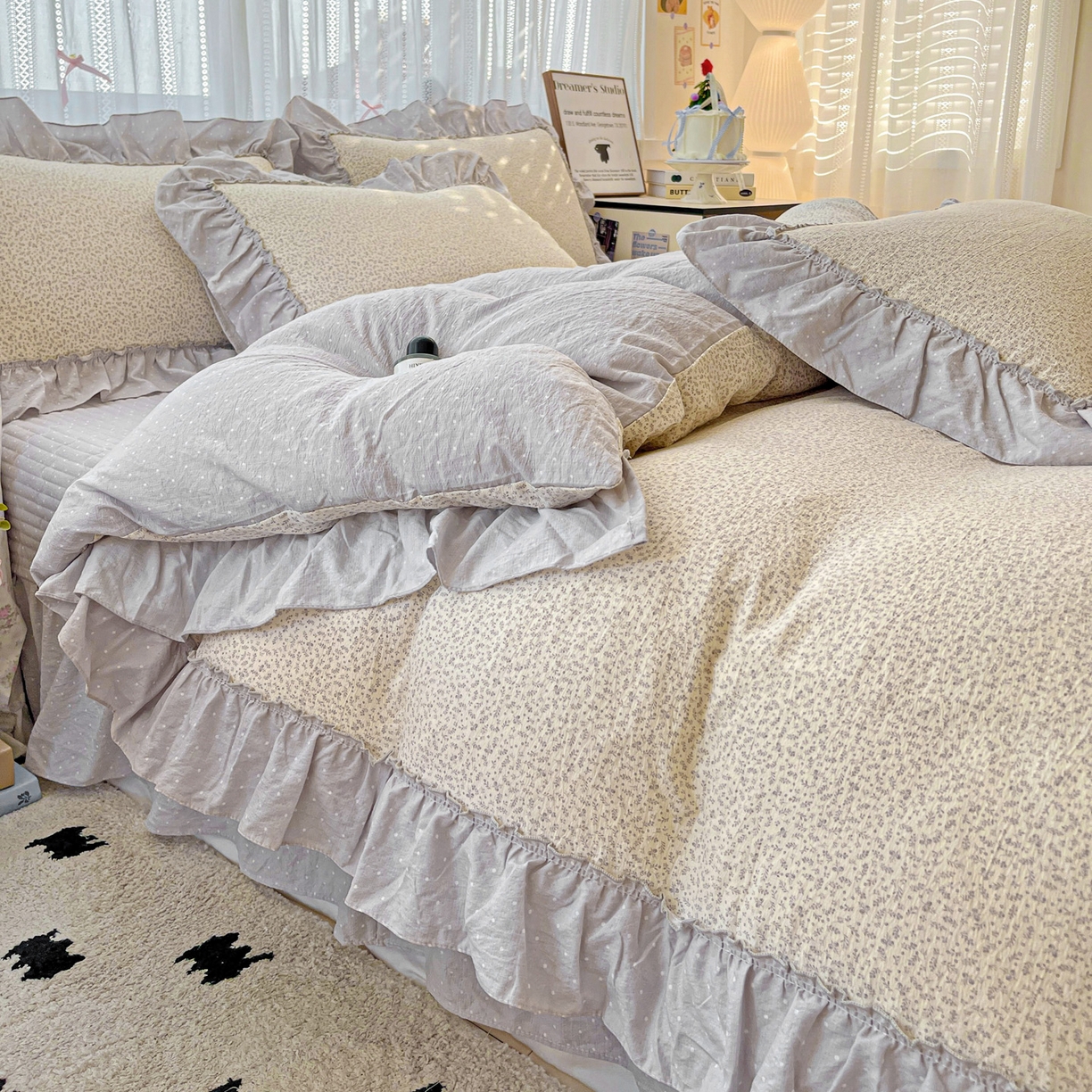 91家纺网 家纺一手货源 找家纺 2025秋冬加厚款云感亲肤棉邹邹纱床盖床裙四件套-仙美密拷花边 波点女王-云霜灰