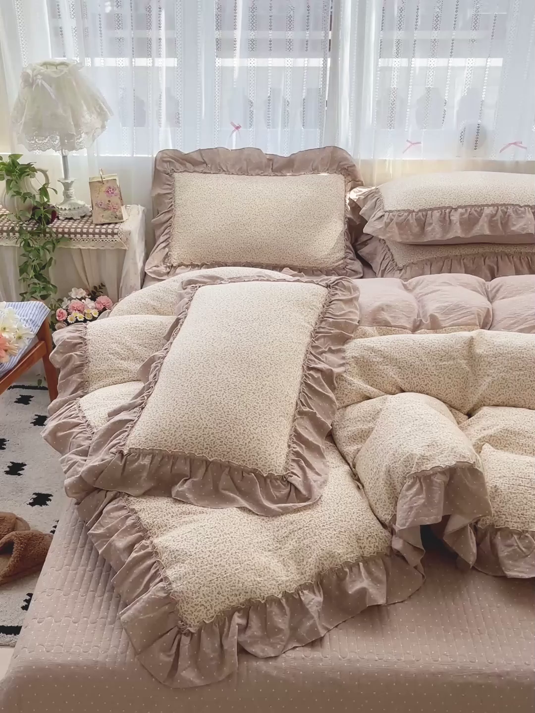 91家纺网 家纺一手货源 找家纺 2025秋冬加厚款云感亲肤棉邹邹纱床盖床裙四件套-仙美密拷花边 波点女王-巧克力棕