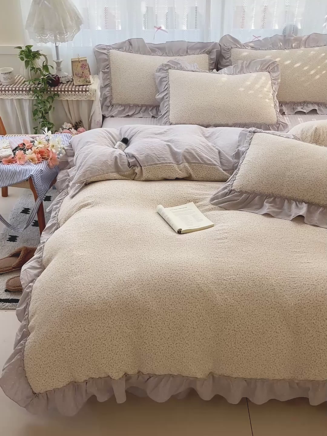 91家纺网 家纺一手货源 找家纺 2025秋冬加厚款云感亲肤棉邹邹纱床盖床裙四件套-仙美密拷花边 波点女王-云霜灰