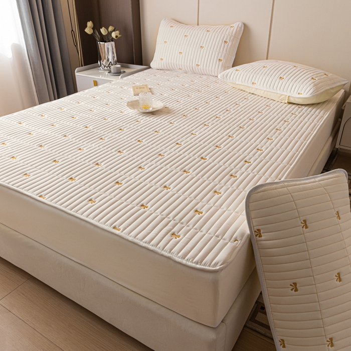 91家纺网 家纺一手货源 找家纺 （总）暖季家纺 2025新款A类亲肤面料夹棉绣花床笠-防水款