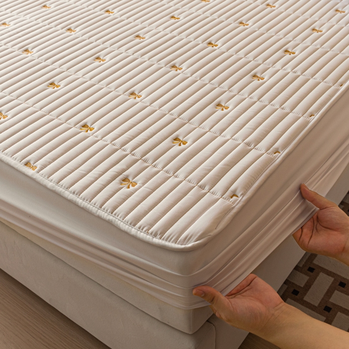 91家纺网 家纺一手货源 找家纺 （总）暖季家纺 2025新款A类亲肤面料夹棉绣花床笠-防水款