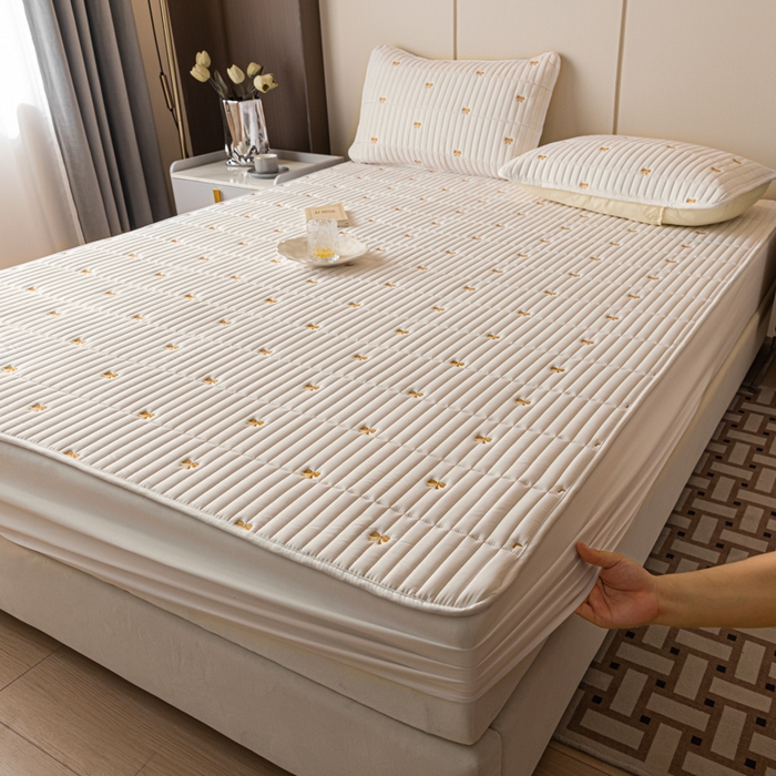 91家纺网 家纺一手货源 找家纺 （总）暖季家纺 2025新款A类亲肤面料夹棉绣花床笠-防水款