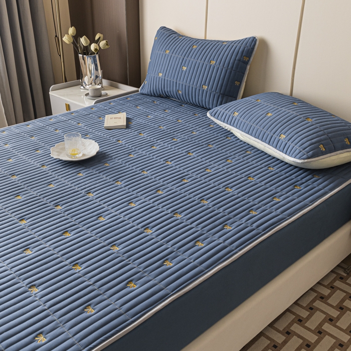 91家纺网 家纺一手货源 找家纺 暖季家纺 2025新款A类亲肤面料夹棉绣花床笠-防水款 小蝴蝶结-宾利蓝-防水款