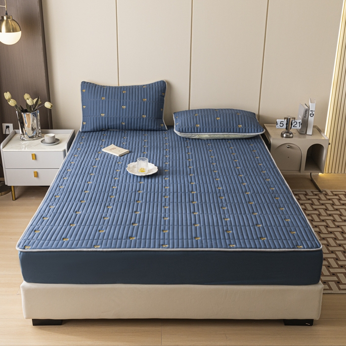 91家纺网 家纺一手货源 找家纺 暖季家纺 2025新款A类亲肤面料夹棉绣花床笠-防水款 小蝴蝶结-宾利蓝-防水款