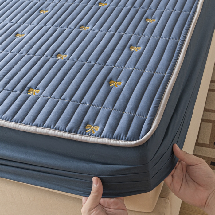 91家纺网 家纺一手货源 找家纺 暖季家纺 2025新款A类亲肤面料夹棉绣花床笠-防水款 小蝴蝶结-宾利蓝-防水款