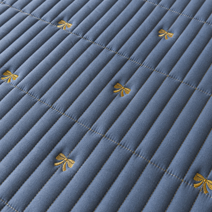 91家纺网 家纺一手货源 找家纺 暖季家纺 2025新款A类亲肤面料夹棉绣花床笠-防水款 小蝴蝶结-宾利蓝-防水款