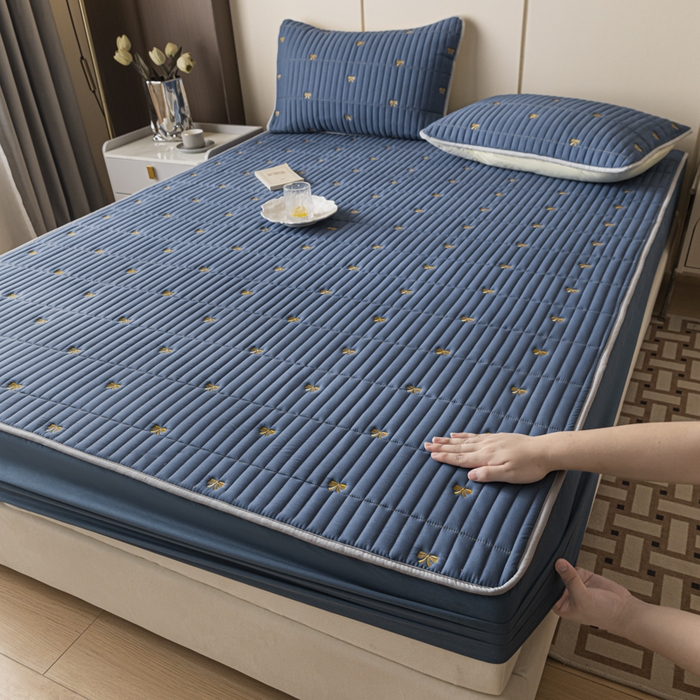 91家纺网 家纺一手货源 找家纺 暖季家纺 2025新款A类亲肤面料夹棉绣花床笠-防水款 小蝴蝶结-宾利蓝-防水款