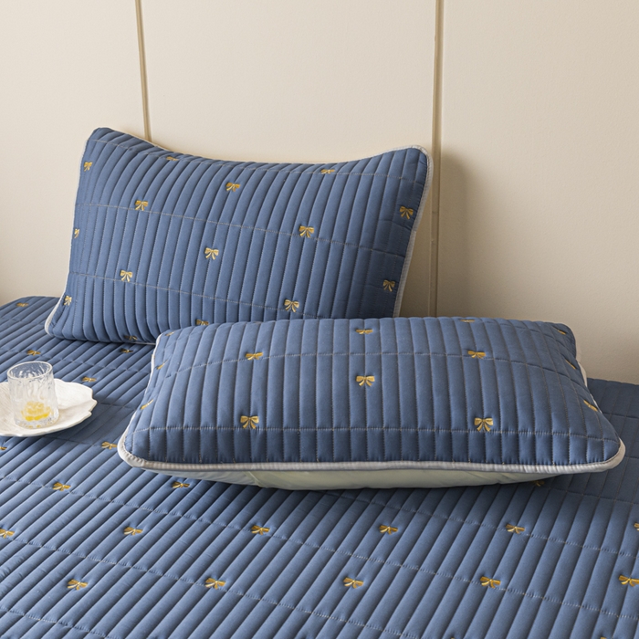 91家纺网 家纺一手货源 找家纺 暖季家纺 2025新款A类亲肤面料夹棉绣花床笠-防水款 小蝴蝶结-宾利蓝-防水款