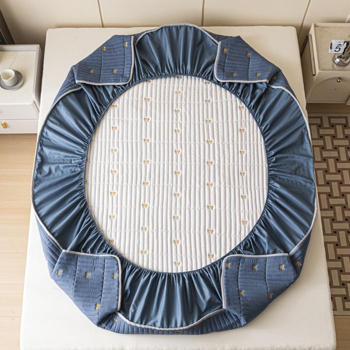 91家纺网 家纺一手货源 找家纺 暖季家纺 2025新款A类亲肤面料夹棉绣花床笠-防水款 小蝴蝶结-宾利蓝-防水款