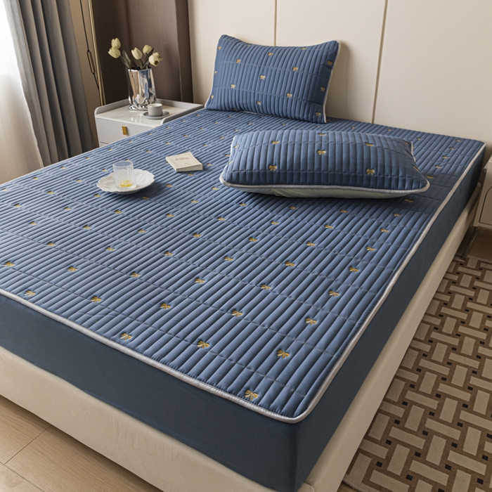 91家纺网 家纺一手货源 找家纺 暖季家纺 2025新款A类亲肤面料夹棉绣花床笠-防水款 小蝴蝶结-宾利蓝-防水款