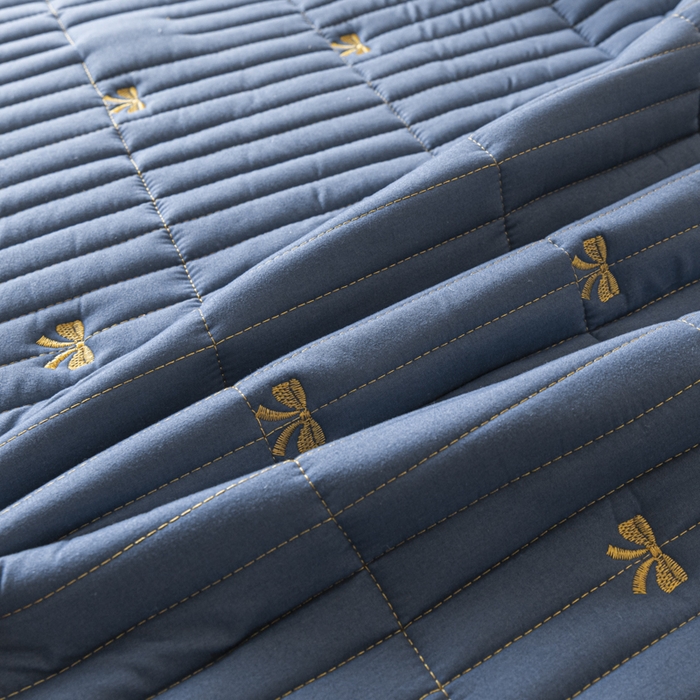 91家纺网 家纺一手货源 找家纺 暖季家纺 2025新款A类亲肤面料夹棉绣花床笠-防水款 小蝴蝶结-宾利蓝-防水款