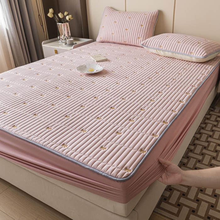 91家纺网 家纺一手货源 找家纺 暖季家纺 2025新款A类亲肤面料夹棉绣花床笠-防水款 小蝴蝶结-粉-防水款