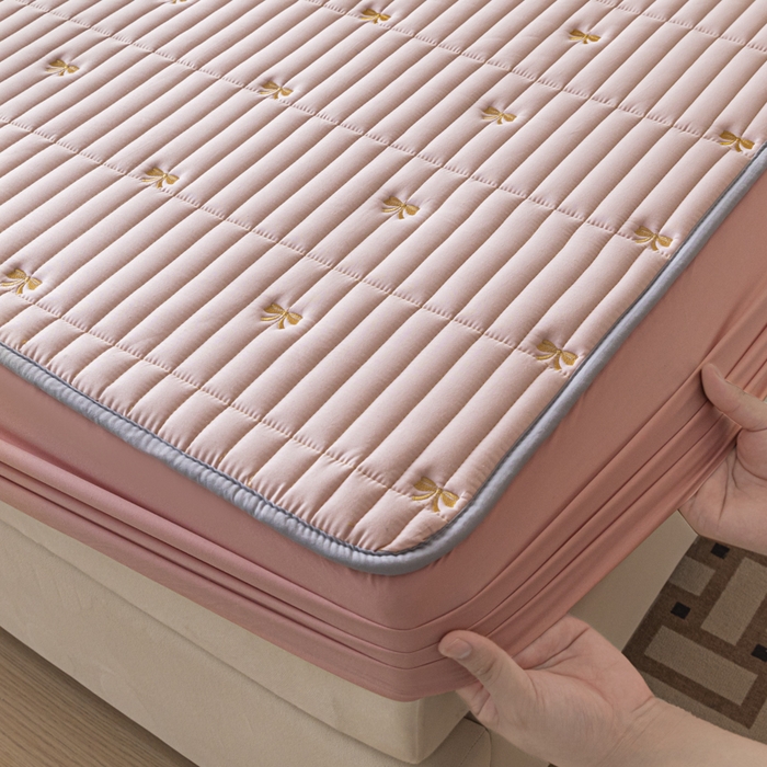 91家纺网 家纺一手货源 找家纺 暖季家纺 2025新款A类亲肤面料夹棉绣花床笠-防水款 小蝴蝶结-粉-防水款