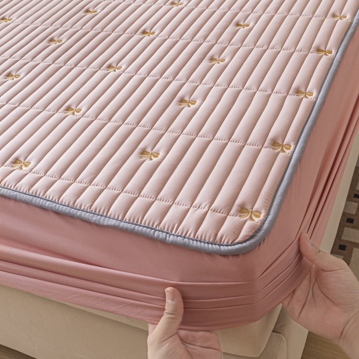 91家纺网 家纺一手货源 找家纺 暖季家纺 2025新款A类亲肤面料夹棉绣花床笠-防水款 小蝴蝶结-粉-防水款