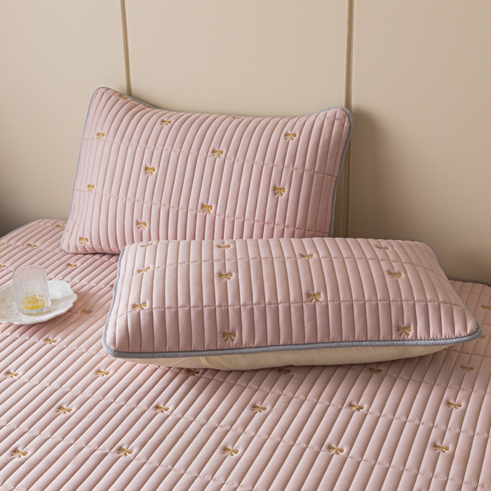 91家纺网 家纺一手货源 找家纺 暖季家纺 2025新款A类亲肤面料夹棉绣花床笠-防水款 小蝴蝶结-粉-防水款