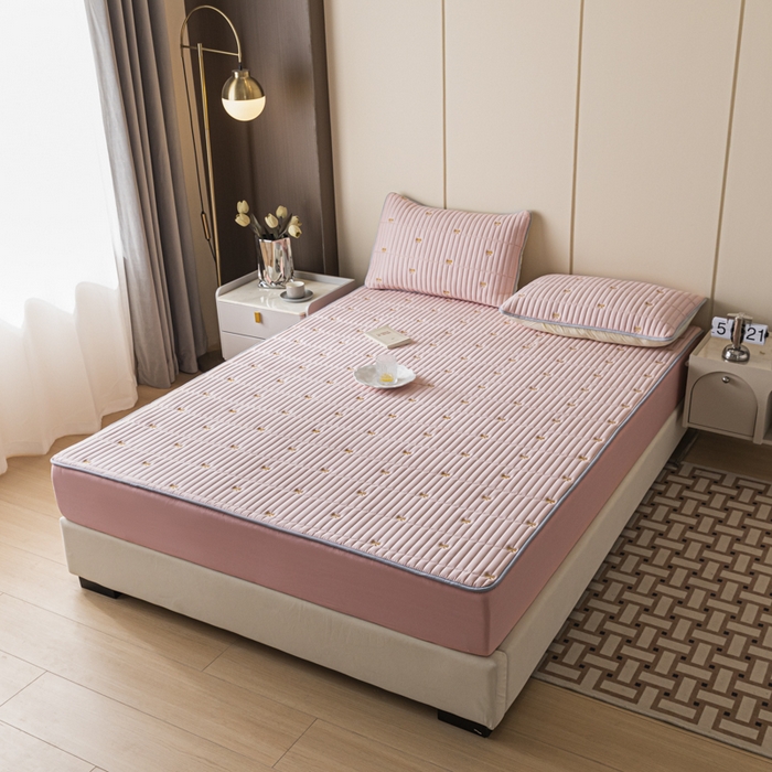 91家纺网 家纺一手货源 找家纺 暖季家纺 2025新款A类亲肤面料夹棉绣花床笠-防水款 小蝴蝶结-粉-防水款