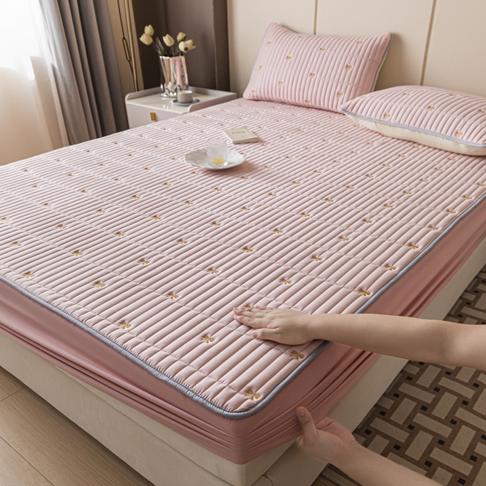 91家纺网 家纺一手货源 找家纺 暖季家纺 2025新款A类亲肤面料夹棉绣花床笠-防水款 小蝴蝶结-粉-防水款