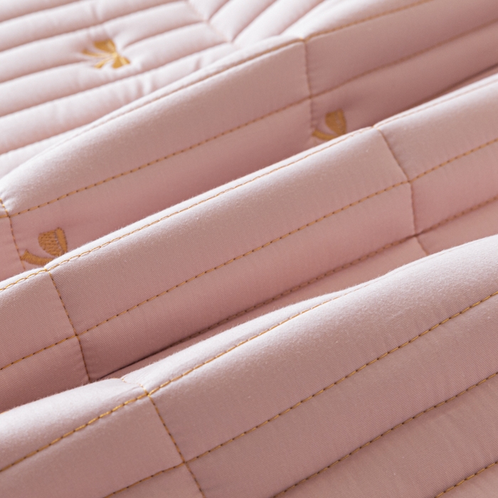 91家纺网 家纺一手货源 找家纺 暖季家纺 2025新款A类亲肤面料夹棉绣花床笠-防水款 小蝴蝶结-粉-防水款