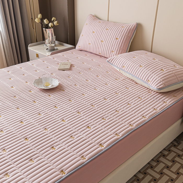 91家纺网 家纺一手货源 找家纺 暖季家纺 2025新款A类亲肤面料夹棉绣花床笠-防水款 小蝴蝶结-粉-防水款