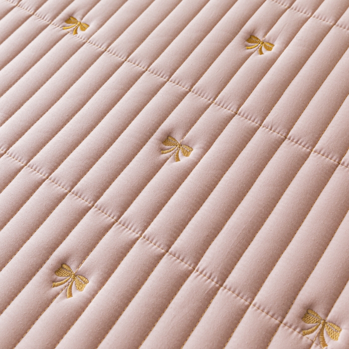 91家纺网 家纺一手货源 找家纺 暖季家纺 2025新款A类亲肤面料夹棉绣花床笠-防水款 小蝴蝶结-粉-防水款