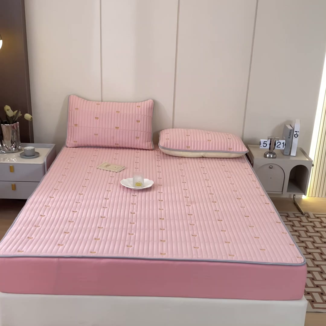 91家纺网 家纺一手货源 找家纺 暖季家纺 2025新款A类亲肤面料夹棉绣花床笠-防水款 小蝴蝶结-粉-防水款