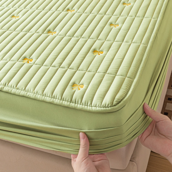 91家纺网 家纺一手货源 找家纺 暖季家纺 2025新款A类亲肤面料夹棉绣花床笠-防水款 小蝴蝶结-果绿-防水款