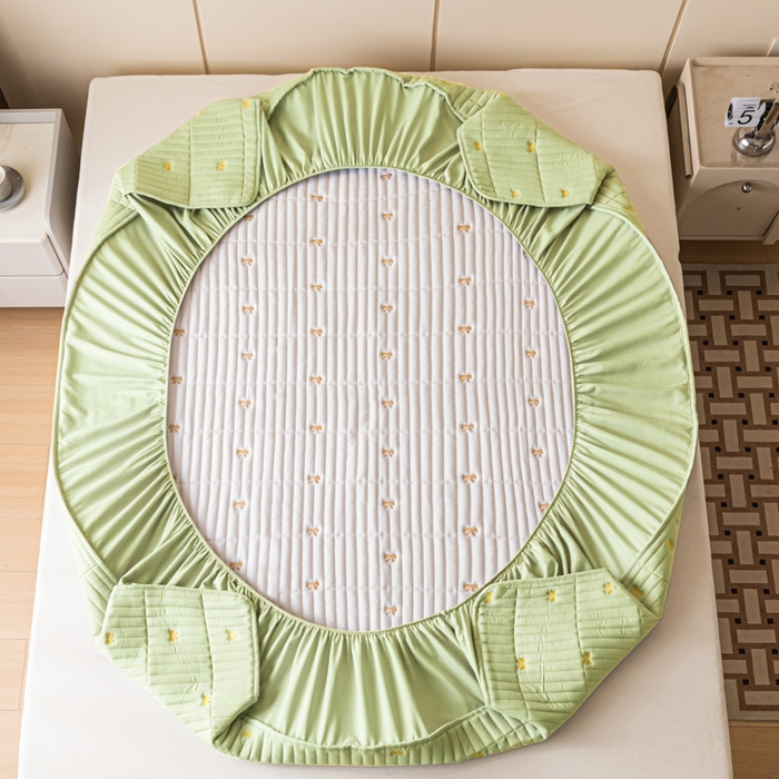 91家纺网 家纺一手货源 找家纺 暖季家纺 2025新款A类亲肤面料夹棉绣花床笠-防水款 小蝴蝶结-果绿-防水款