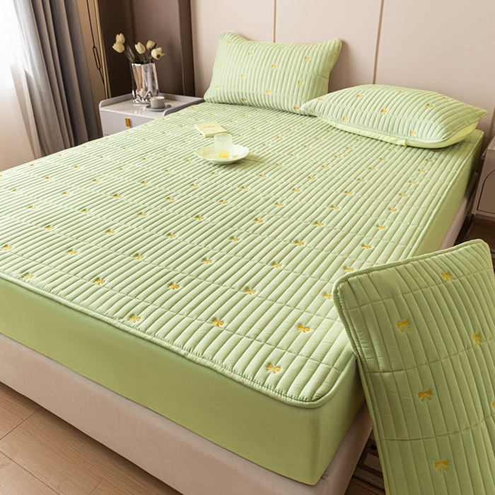 91家纺网 家纺一手货源 找家纺 暖季家纺 2025新款A类亲肤面料夹棉绣花床笠-防水款 小蝴蝶结-果绿-防水款