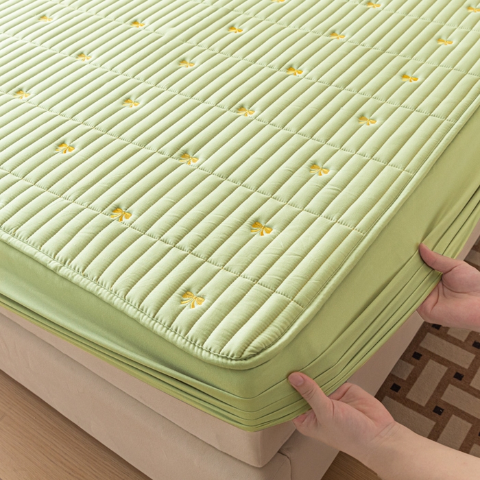 91家纺网 家纺一手货源 找家纺 暖季家纺 2025新款A类亲肤面料夹棉绣花床笠-防水款 小蝴蝶结-果绿-防水款